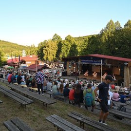 Zväčšiť fotografiu - Trenčiansky kraj podporil folklór, komunitný život aj dobrovoľných hasičov