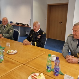Zväčšiť fotografiu - Trenčiansky župan hostil generálov - 2