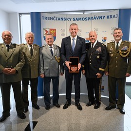 Zväčšiť fotografiu - Trenčiansky župan hostil generálov - 7