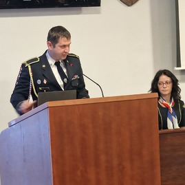 Zväčšiť fotografiu - Trenčiansky župan odovzdal defibrilátor ďalšiemu dobrovoľnému hasičskému zboru - 20231208_152356