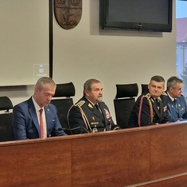 Zväčšiť fotografiu - Trenčiansky župan odovzdal defibrilátor ďalšiemu dobrovoľnému hasičskému zboru - 20231208_152428