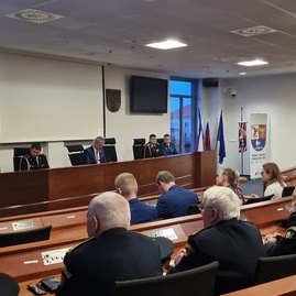 Zväčšiť fotografiu - Trenčiansky župan odovzdal defibrilátor ďalšiemu dobrovoľnému hasičskému zboru - 20231208_154333