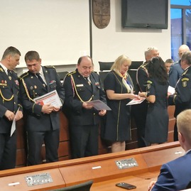 Zväčšiť fotografiu - Trenčiansky župan odovzdal defibrilátor ďalšiemu dobrovoľnému hasičskému zboru - 20231208_155538