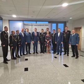 Zväčšiť fotografiu - Trenčiansky župan odovzdal defibrilátor ďalšiemu dobrovoľnému hasičskému zboru - 20231208_160128