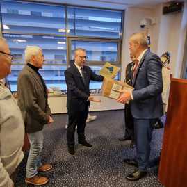 Zväčšiť fotografiu - Trenčiansky župan odovzdal defibrilátor ďalšiemu dobrovoľnému hasičskému zboru - WhatsApp Image 2023-12-08 at 21.51.33