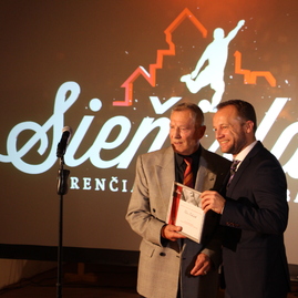 Trenčiansky župan osobne zagratuloval novým členom siene slávy trenčianskeho futbalu - IMG_9278