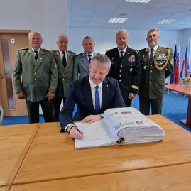Zväčšiť fotografiu - Trenčiansky župan privítal generálov - 4_1