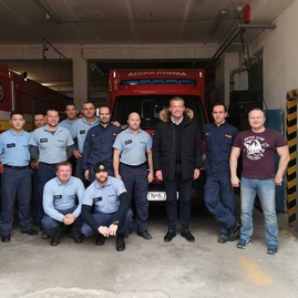 Zväčšiť fotografiu - Trenčiansky župan sa na troch kráľov osobne poďakoval cestárom, hasičom či policajtom - IMG_20200106_110319