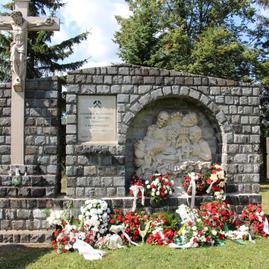 Trenčiansky župan si uctil pamiatku zosnulých baníkov na regionálnych oslavách dňa baníkov 2015 - Obrázok 054