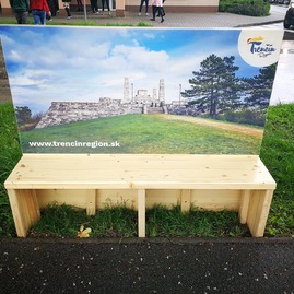 Trenčín región láka na návštevu kraja netradičnou pozvánkou - lavicka1