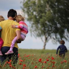 Zväčšiť fotografiu - Tretia júnová nedeľa patrí všetkým otcom - juliane-liebermann-O-RKu3Aqnsw-unsplash