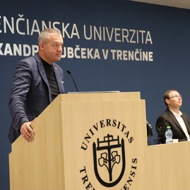 Zväčšiť fotografiu - Túžba po vzdelávaní nemá vekové hranice