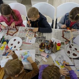 Zväčšiť fotografiu - Tvorivé prázdniny v múzeu prilákali množstvo detí - krmidlo