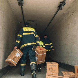 Zväčšiť fotografiu - Ukrajine pomáhajú aj dobrovoľní hasiči z trenčianskeho kraja - 1