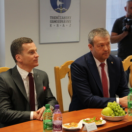 Úrad pre verejné obstarávanie školí miestnych kontrolórov, podnikateľov i novinárov, na pôde župného úradu prijal delegáciu predseda tsk - IMG_0827