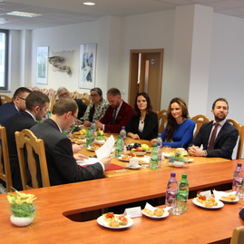 Úrad pre verejné obstarávanie školí miestnych kontrolórov, podnikateľov i novinárov, na pôde župného úradu prijal delegáciu predseda tsk - IMG_0835