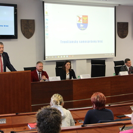 Úrad pre verejné obstarávanie školí miestnych kontrolórov, podnikateľov i novinárov, na pôde župného úradu prijal delegáciu predseda tsk - IMG_0866