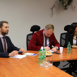 Úrad pre verejné obstarávanie školí miestnych kontrolórov, podnikateľov i novinárov, na pôde župného úradu prijal delegáciu predseda tsk - IMG_0927