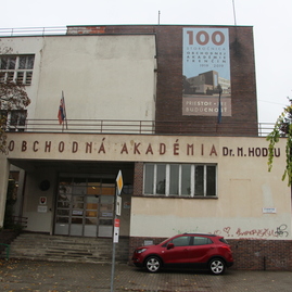 Zväčšiť fotografiu - V budúcom roku župa investuje najviac financií do modernizácie škôl a rekonštrukcie ciest - OA TN budova