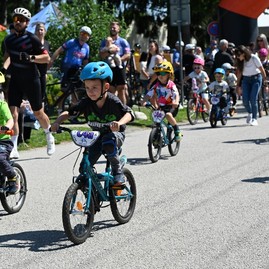 Zväčšiť fotografiu - V cyklistickom drese aj v kroji: sobota v kraji v znamení športu aj folklóru