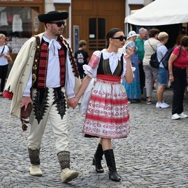 Zväčšiť fotografiu - V cyklistickom drese aj v kroji: sobota v kraji v znamení športu aj folklóru