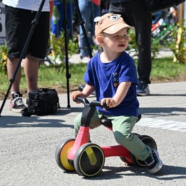 Zväčšiť fotografiu - V cyklistickom drese aj v kroji: sobota v kraji v znamení športu aj folklóru
