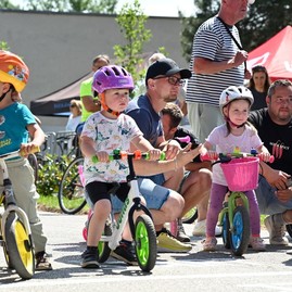 Zväčšiť fotografiu - V cyklistickom drese aj v kroji: sobota v kraji v znamení športu aj folklóru
