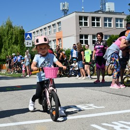 Zväčšiť fotografiu - V cyklistickom drese aj v kroji: sobota v kraji v znamení športu aj folklóru