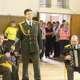 V deň koncertu vystúpili alexandrovci aj s folklórnym súborom trenčan na gymnáziu ľudovíta štúra - IMG_4207