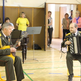 V deň koncertu vystúpili alexandrovci aj s folklórnym súborom trenčan na gymnáziu ľudovíta štúra - IMG_4269