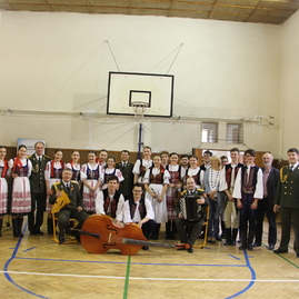 V deň koncertu vystúpili alexandrovci aj s folklórnym súborom trenčan na gymnáziu ľudovíta štúra - IMG_4381