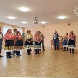 Zväčšiť fotografiu - V dvorci oslavovali s jubilantmi - Obrázok1