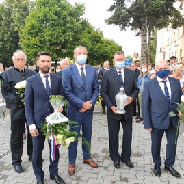 Zväčšiť fotografiu - V handlovej spomínajú na banícku tragédiu spred 12 rokov - 2020 pieta