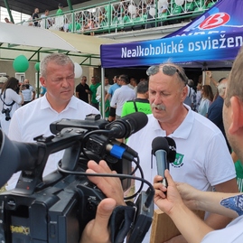 Zväčšiť fotografiu - V kraji pribudol ďalší defibrilátor, novomestskí futbalisti oslávili sto rokov fungovania - IMG_20220723_135917