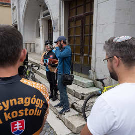 Zväčšiť fotografiu - V kraji sa symbolicky spojili dve náboženstvá - 20220916_Od_synagogy_ku_kostolu_039w