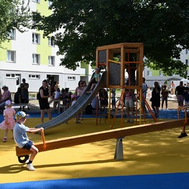 Zväčšiť fotografiu - V nemšovej sa tešia zo zrevitalizovaného vnútrobloku