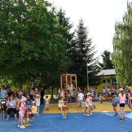 Zväčšiť fotografiu - V nemšovej sa tešia zo zrevitalizovaného vnútrobloku
