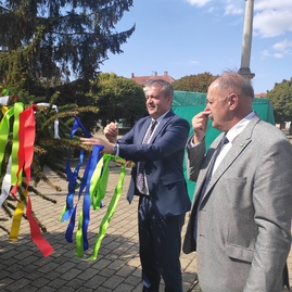 Zväčšiť fotografiu - V novom meste nad váhom vzdali hold historickým udalostiam i osobnostiam - IMG_20220429_152421