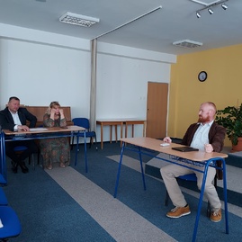 Zväčšiť fotografiu - V okrese prievidza hlasuje verejnosť za 7 projektov - 20220428_133144