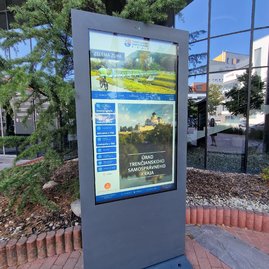 Zväčšiť fotografiu - V priestore pred župným úradom pribudla moderná informačná novinka - 20230911_143007
