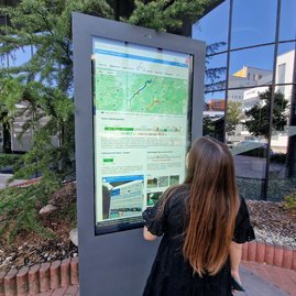 Zväčšiť fotografiu - V priestore pred župným úradom pribudla moderná informačná novinka - 20230911_143126