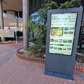 Zväčšiť fotografiu - V priestore pred župným úradom pribudla moderná informačná novinka - 20230911_143630