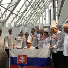 V slovenskom národnom tíme sa na svetovom kulinárskom pohári v luxembursku predstavili aj zástupcovia soš obchodu a služieb v púchove - Cukrar_21