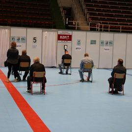 Zväčšiť fotografiu - V sobotu sa očkovalo na trenčianskom výstavisku aj zimnom štadióne v prievidzi - IMG_0011