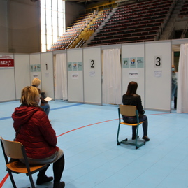 Zväčšiť fotografiu - V sobotu sa očkovalo na trenčianskom výstavisku aj zimnom štadióne v prievidzi - IMG_0067