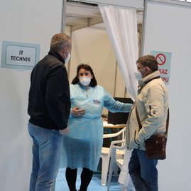 Zväčšiť fotografiu - V sobotu sa očkovalo na trenčianskom výstavisku aj zimnom štadióne v prievidzi - IMG_0093