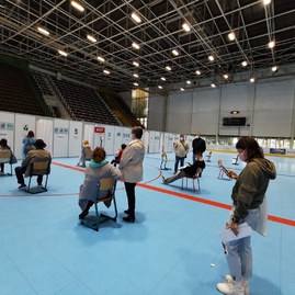 Zväčšiť fotografiu - V sobotu sa očkovalo na trenčianskom výstavisku aj zimnom štadióne v prievidzi - IMG_20210508_180313