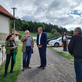 Zväčšiť fotografiu - V stupnom sa jarmočilo, v trenčianskych miticiach uvádzali novú knihu - 20220911_113254