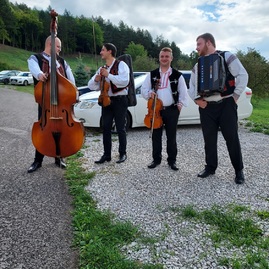 Zväčšiť fotografiu - V stupnom sa jarmočilo, v trenčianskych miticiach uvádzali novú knihu - 20220911_113429