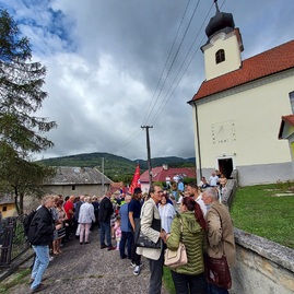 Zväčšiť fotografiu - V stupnom sa jarmočilo, v trenčianskych miticiach uvádzali novú knihu - 20220911_113910